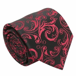 Peut inclure: Cravate noire roulée avec un motif floral rouge répété. La cravate est faite d'un tissu lisse et convient aux occasions formelles. Le motif présente des feuilles stylisées tourbillonnantes.