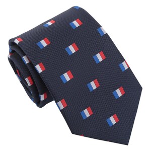 Può includere: Una cravatta blu navy con un motivo ripetuto di piccole bandiere bianche, rosse e blu.