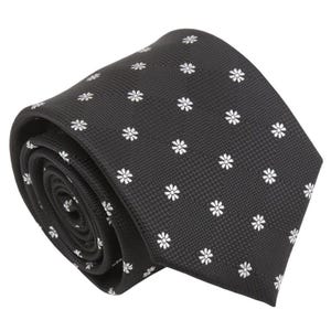 Könnte beinhalten: Gerollte schwarze Krawatte mit einem sich wiederholenden Muster aus kleinen weißen Blumenmustern. Die Krawatte hat ein strukturiertes Aussehen und besteht aus einem gewebten Stoff. Das Blumenmuster ist gleichmäßig verteilt.