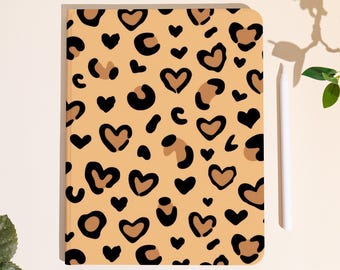 Custodia per iPad con stampa leopardata a forma di cuore, con funzione di sospensione/riattivazione automatica e slot per penna, per iPad Air 2024/2025, iPad 9/10, iPad Pro 2022 2024, iPad Mini 5/6/7