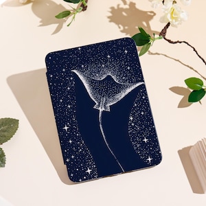 Op de afbeelding: Een marineblauwe hoes met een witte illustratie van een manta rog en een sterrenhemel. De hoes is rechthoekig met afgeronde hoeken. Het ontwerp is gedetailleerd met talrijke witte stippen en sterren.