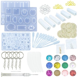Könnte beinhalten: Ein Bastelset mit verschiedenen Silikonformen in verschiedenen Formen, darunter geometrische und organische Formen. Das Set enthält auch Schlüsselanhänger, Glitzer, Pipetten und anderes Zubehör für Harzkunstprojekte. Die Artikel sind auf weißem Hintergrund angeordnet.