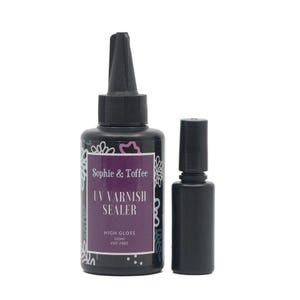 Puede incluir: Botella de sellador de barniz UV negro con una tapa negra y una tapa negra separada. La botella tiene una etiqueta púrpura con texto blanco que dice "Sophie & Toffee UV Varnish Sealer High Gloss 100ml VOC Free."
