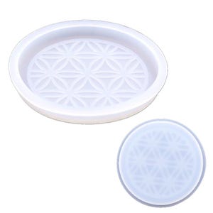 Può includere: Uno stampo rotondo in silicone bianco con un bordo rialzato. L'interno presenta un motivo floreale dettagliato. È visibile anche uno stampo più piccolo e identico, entrambi su sfondo bianco. Ideale per l'arte e l'artigianato della resina.