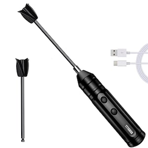 Puede incluir: Mezclador de pintura eléctrico negro con cable de carga USB. El mezclador tiene un eje largo con un cabezal de mezcla negro. El mango tiene dos botones y la marca "YTYOMUR" está impresa.