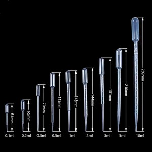 Puede incluir: Una colección de pipetas de plástico transparente de varios tamaños, que van desde 0,1 ml hasta 10 ml, sobre un fondo negro. Cada pipeta está etiquetada con su capacidad y medida en milímetros, la más grande mide 28,9 cm.