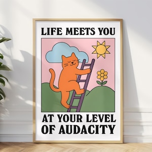 Puede incluir: Una impresión artística enmarcada con el texto "LIFE MEETS YOU AT YOUR LEVEL OF AUDACITY". La ilustración presenta un gato naranja subiendo una escalera, con un sol, una flor y una nube en el fondo. La obra tiene un esquema de color rosa y verde.