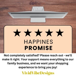 Puede incluir: Una alfombrilla de escritorio de color melocot&oacute;n con cinco estrellas negras y el texto "HAPPINES PROMISE". El texto de abajo dice "&iquest;No est&aacute;s completamente satisfecho? Ponte en contacto con nosotros, haremos lo que sea necesario. Tu apoyo significa todo para nuestro negocio familiar, y queremos que tu experiencia de compra te traiga alegr&iacute;a! Vivid VibeDesigns".