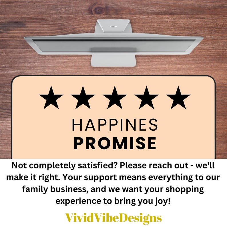 Puede incluir: Una alfombrilla de escritorio de color melocot&oacute;n con cinco estrellas negras y el texto "HAPPINES PROMISE". El texto de abajo dice "&iquest;No est&aacute;s completamente satisfecho? Ponte en contacto con nosotros, haremos lo que sea necesario. Tu apoyo significa todo para nuestro negocio familiar, y queremos que tu experiencia de compra te traiga alegr&iacute;a! Vivid VibeDesigns".