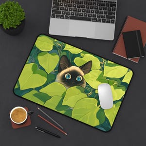 Alfombrilla de ratón con diseño de gato siamés: Gato de ojos azules escondido entre plantas. 12" × 18"