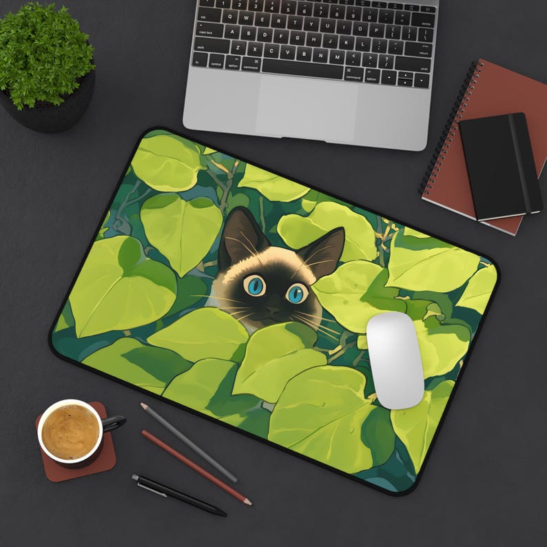 Alfombrilla de ratón con diseño de gato siamés: Gato de ojos azules escondido entre plantas. 12" × 18"