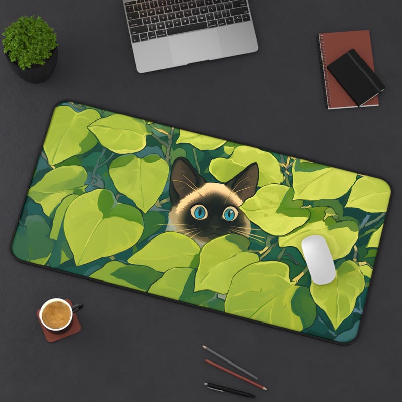 Alfombrilla de ratón con diseño de gato siamés: Gato de ojos azules escondido entre plantas. 16" × 32"