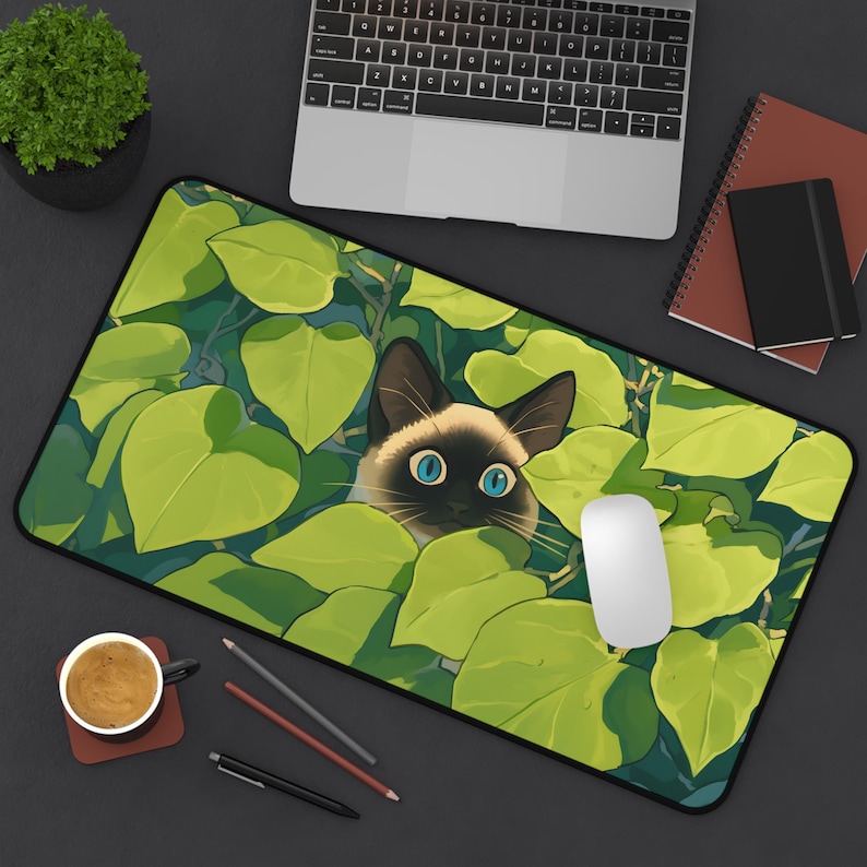 Alfombrilla de ratón con diseño de gato siamés: Gato de ojos azules escondido entre plantas. 12" × 22"