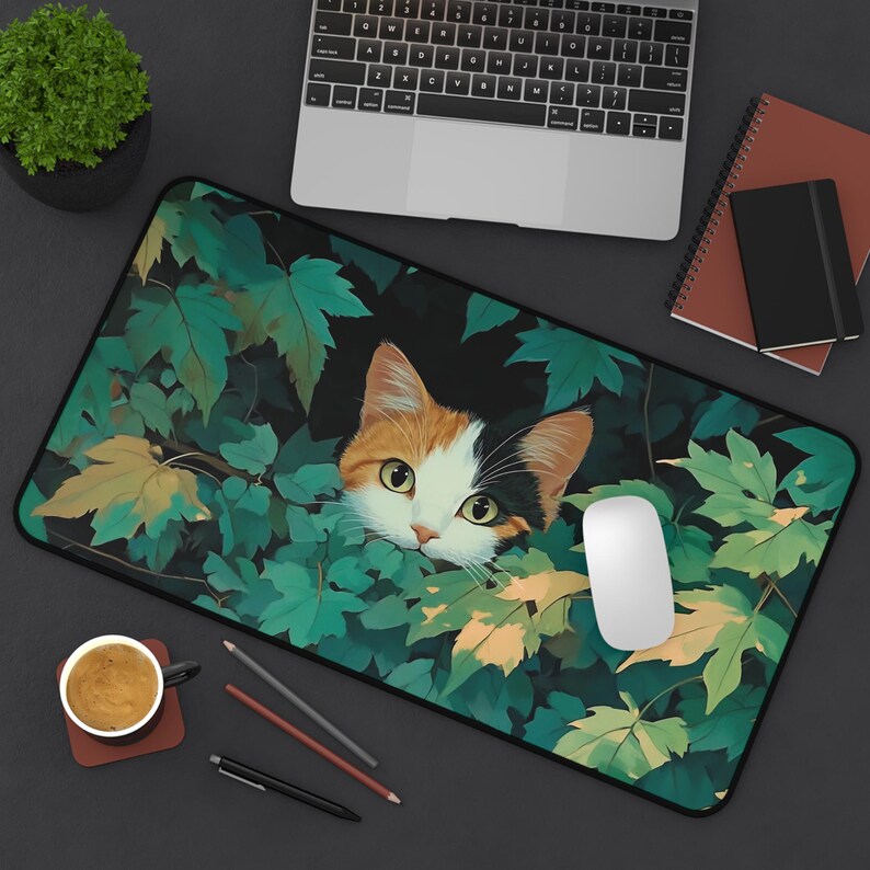 Glückskatze Schreibtischunterlage: Anime-inspiriertes Blatt Design, Große Schreibtischunterlage 12" × 22"