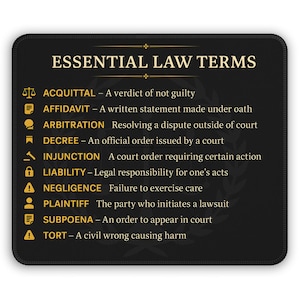 Könnte beinhalten: Schwarzes rechteckiges Mauspad mit goldenem Text, der wesentliche juristische Begriffe auflistet. Zu den Begriffen gehören Freispruch, eidesstattliche Erklärung, Schiedsverfahren, Erlass, einstweilige Verfügung, Haftung, Fahrlässigkeit, Kläger, Vorladung und unerlaubte Handlung.