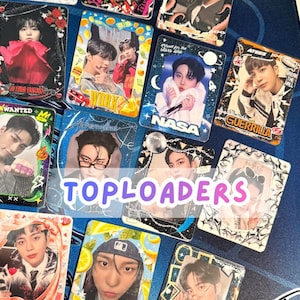 Puede incluir: Una colección de toploaders rectangulares de plástico con varios bordes decorativos y diseños gráficos, cada uno con el retrato de una persona. La palabra TOPLOADERS está impresa en el centro y el texto indica que incluye una tarjeta lomo.