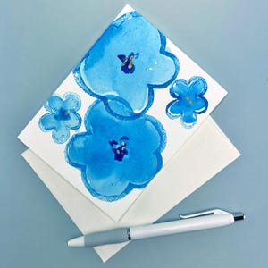 Tarjeta de felicitación de cumpleaños para celebración, invitación, nota con diseño floral azul, papel de acuarela, anuncio de agradecimiento, tarjeta de primavera hecha a mano
