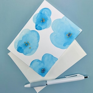 Note de fleurs à l'aquarelle avec carte d'anniversaire bleue Message de sympathie Faire-part de remerciement Note de voeux de célébration Design printanier Carte faite main