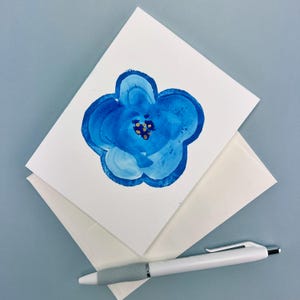 Note de fleurs à l'aquarelle avec carte d'anniversaire bleue Message de sympathie Faire-part de remerciement Note de voeux de célébration Design printanier Carte faite main