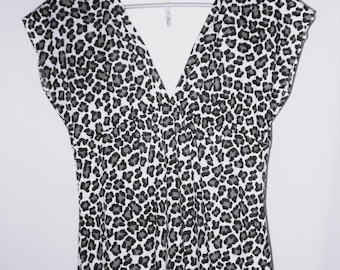 Casual damestop met luipaardprint in zwart en grijs tegen wit. Vrijetijdskleding in de zomer en vroege herfst. Past in een Small of Medium.