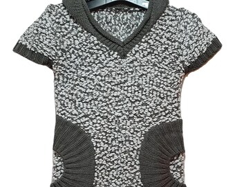 Top de punto de manga corta con capucha para mujer