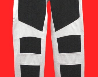 Pantalones de bloque con paneles en contraste uno al lado del otro en negro y blanco roto.