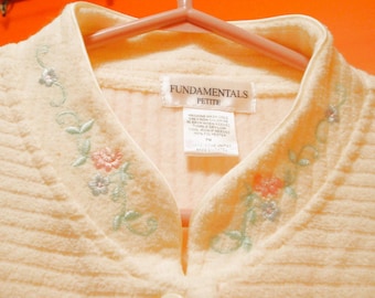 Vestido de casa de salón en un delicioso amarillo mantequilla