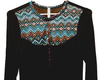 Veelkleurige damesblouse met geoprint en driekwartmouwen.
