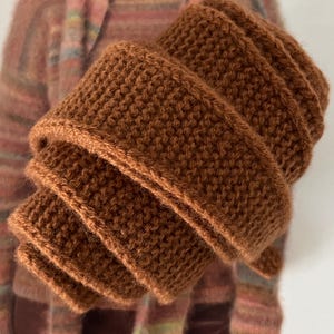 Handgebreide Sophie-sjaal van 100% merinowol 120 cm | Kleine gebreide sjaal | Halsdoek | Gepersonaliseerde cadeau afbeelding 15
