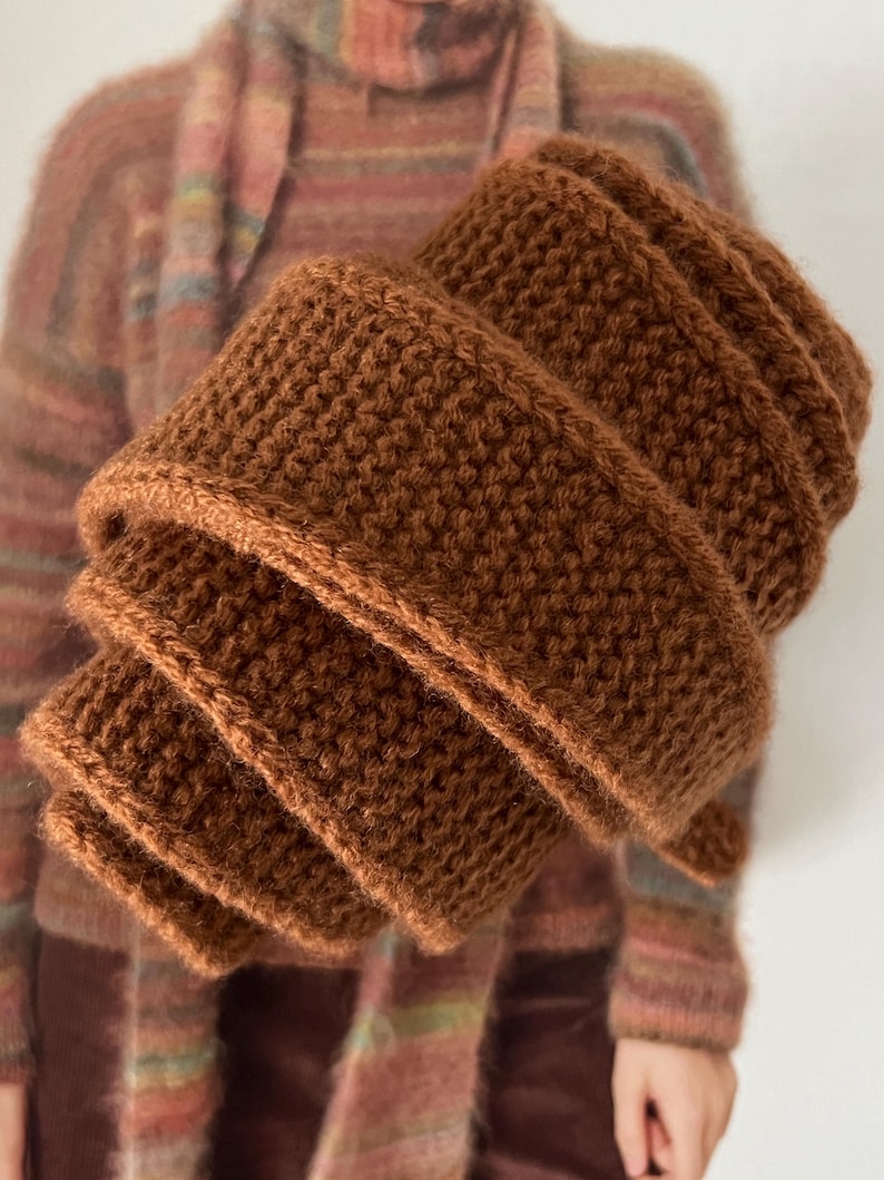 Handgebreide Sophie-sjaal van 100% merinowol 120 cm | Kleine gebreide sjaal | Halsdoek | Gepersonaliseerde cadeau afbeelding 15