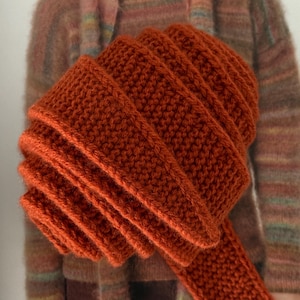 Handgebreide Sophie-sjaal van 100% merinowol 120 cm | Kleine gebreide sjaal | Halsdoek | Gepersonaliseerde cadeau afbeelding 14