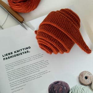 Handgebreide Sophie-sjaal van 100% merinowol 120 cm | Kleine gebreide sjaal | Halsdoek | Gepersonaliseerde cadeau Burnt Orange