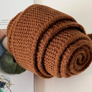 Handgebreide Sophie-sjaal van 100% merinowol 120 cm | Kleine gebreide sjaal | Halsdoek | Gepersonaliseerde cadeau Cinnamon Brown
