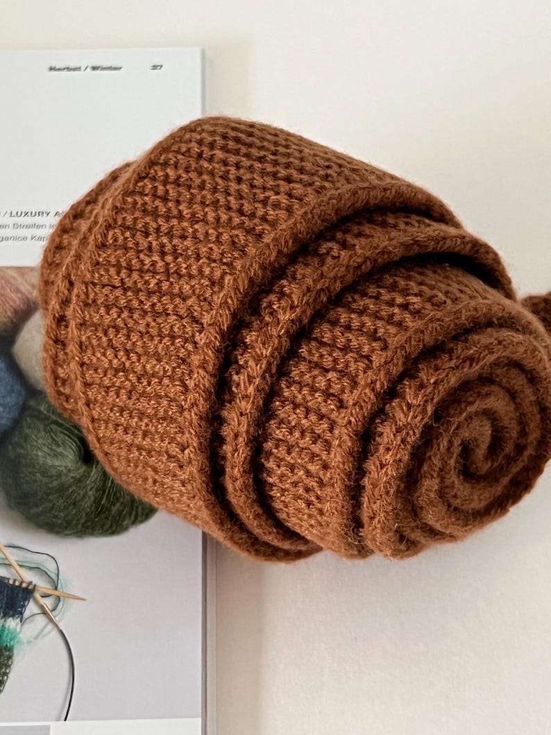 Handgebreide Sophie-sjaal van 100% merinowol 120 cm | Kleine gebreide sjaal | Halsdoek | Gepersonaliseerde cadeau Cinnamon Brown