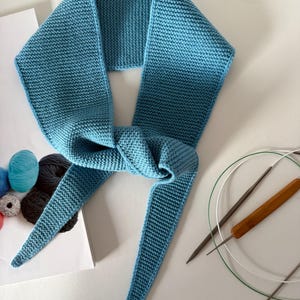 Handgebreide Sophie-sjaal van 100% merinowol 120 cm | Kleine gebreide sjaal | Halsdoek | Gepersonaliseerde cadeau Steel Blue