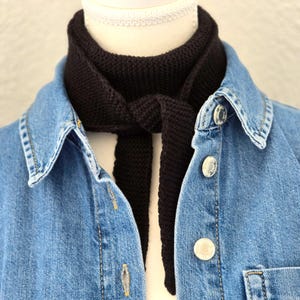 ブラック ハンドニット ソフィー スカーフ V1 | 小さなニット スカーフ | ハンドメイド ギフト | 無地スカーフ | ニット ネックスカーフ | ウール アクリル ブレンド