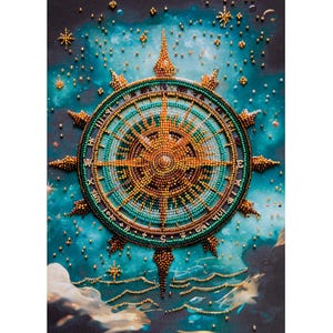 Pode incluir: Uma peça de arte de pintura de diamante apresentando uma rosa dos ventos dourada central com missangas complexas em tons de bronze, ouro e azul-petróleo. A bússola está sobre um fundo de nebulosa azul profundo com estrelas cintilantes.