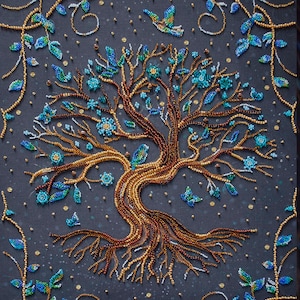 Pode incluir: Uma peça de arte de árvore da vida com contas, com ramos marrons, folhas azuis e verdes e um fundo azul escuro. A árvore tem um tronco grosso e muitas raízes.