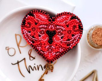 Herzbrosche-Stickset mit Perlen, DIY-Herzbrosche mit Schlüsselanhänger, romantisches Stickset, Valentinstagsgeschenk, handgefertigter Schmuck