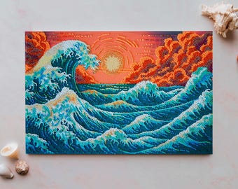 Könnte beinhalten: Ein rechteckiges Diamond-Painting-Set mit einer stilisierten Ozeanszene mit großen, texturierten blauen Wellen und weißen Schaumkronen. Der Hintergrund zeigt einen leuchtend orangefarbenen und gelben Sonnenuntergang mit kreisförmigen Wolken.
