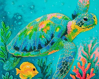 Könnte beinhalten: Ein farbenfrohes Perlenkunstwerk einer Meeresschildkröte, die in türkisfarbenem Wasser schwimmt. Der Panzer der Schildkröte ist ein Mosaik aus blauen, grünen, gelben und rosa Perlen. Ein gelber Fisch und Korallen sind ebenfalls dargestellt.