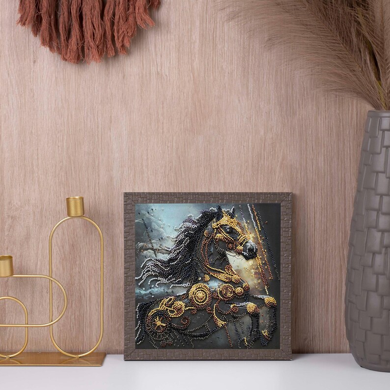 Puede incluir: Obra de arte enmarcada que presenta una detallada representaci&oacute;n de un caballo. El caballo est&aacute; adornado con adornos dorados y negros, sobre un fondo oscuro. La obra de arte est&aacute; en un marco marr&oacute;n y la est&eacute;tica general es ornamentada y decorativa.