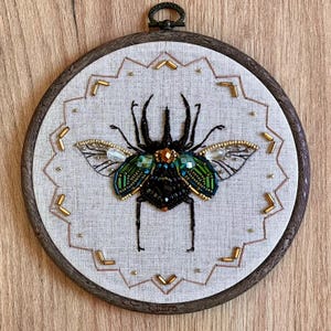 Bordado con cuentas - Escarabajo bordado, Insecto con cuentas para bordar (DIY), Kit de bordado de insectos, Escarabajo egipcio, Bordado a mano, Arte en bastidor