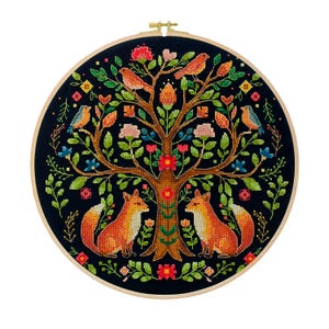 Korsstygnskit ”Livets träd med rävar” – DIY-broderikit med djur, fåglar och blommor på svart duk