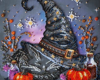 Könnte beinhalten: Ein Diamant-Malerei-Kunstwerk mit einem dunkelblauen spitzen Hut mit Schnalle, umgeben von orangefarbenen Kürbissen, violetten und braunen Flaschen sowie kleinen weißen sternartigen Akzenten vor einem dunkelblauen und violetten Hintergrund.