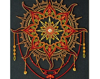 Könnte beinhalten: Ein sonnenförmiger Wandbehang aus komplexen Perlenarbeiten in Rot-, Orange- und Gelbtönen. Das Design zeigt einen zentralen Stern, strahlende Spitzen und hängende Perlenketten, die ein symmetrisches, kunstvolles kreisförmiges Muster bilden.