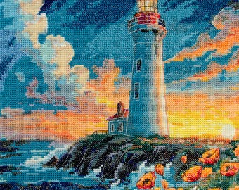 Könnte beinhalten: Ein Kreuzstichbild einer Küstenlandschaft mit einem hellblauen Leuchtturm mit roter Laterne. Der Leuchtturm steht auf einem felsigen Kliff, im Vordergrund orangefarbene Mohnblumen. Der Himmel ist eine Mischung aus Blau, Orange und Gelb.