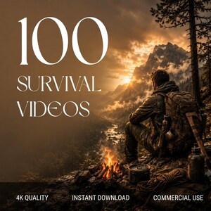 Könnte beinhalten: Eine digitale Grafik mit dem Text 100 SURVIVAL VIDEOS, 4K QUALITY, INSTANT DOWNLOAD und COMMERCIAL USE. Das Bild zeigt eine Person mit Rucksack, die an einem Lagerfeuer sitzt und auf ein Gebirgstal bei Sonnenuntergang blickt.