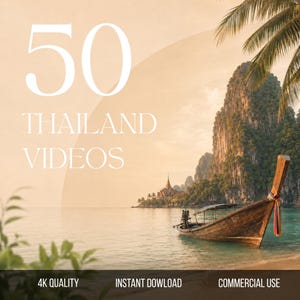 Puede incluir: Un gráfico digital con el texto 50 THAILAND VIDEOS, 4K QUALITY, INSTANT DOWLOAD y COMMERCIAL USE. El fondo muestra una barca de madera en aguas tranquilas cerca de una isla rocosa con un templo, enmarcado por hojas de palmera.