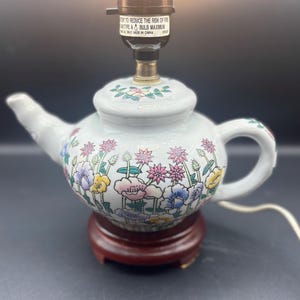 Vintage blommig tekannalampa, bordslampa i återvunnet porslin, träfot